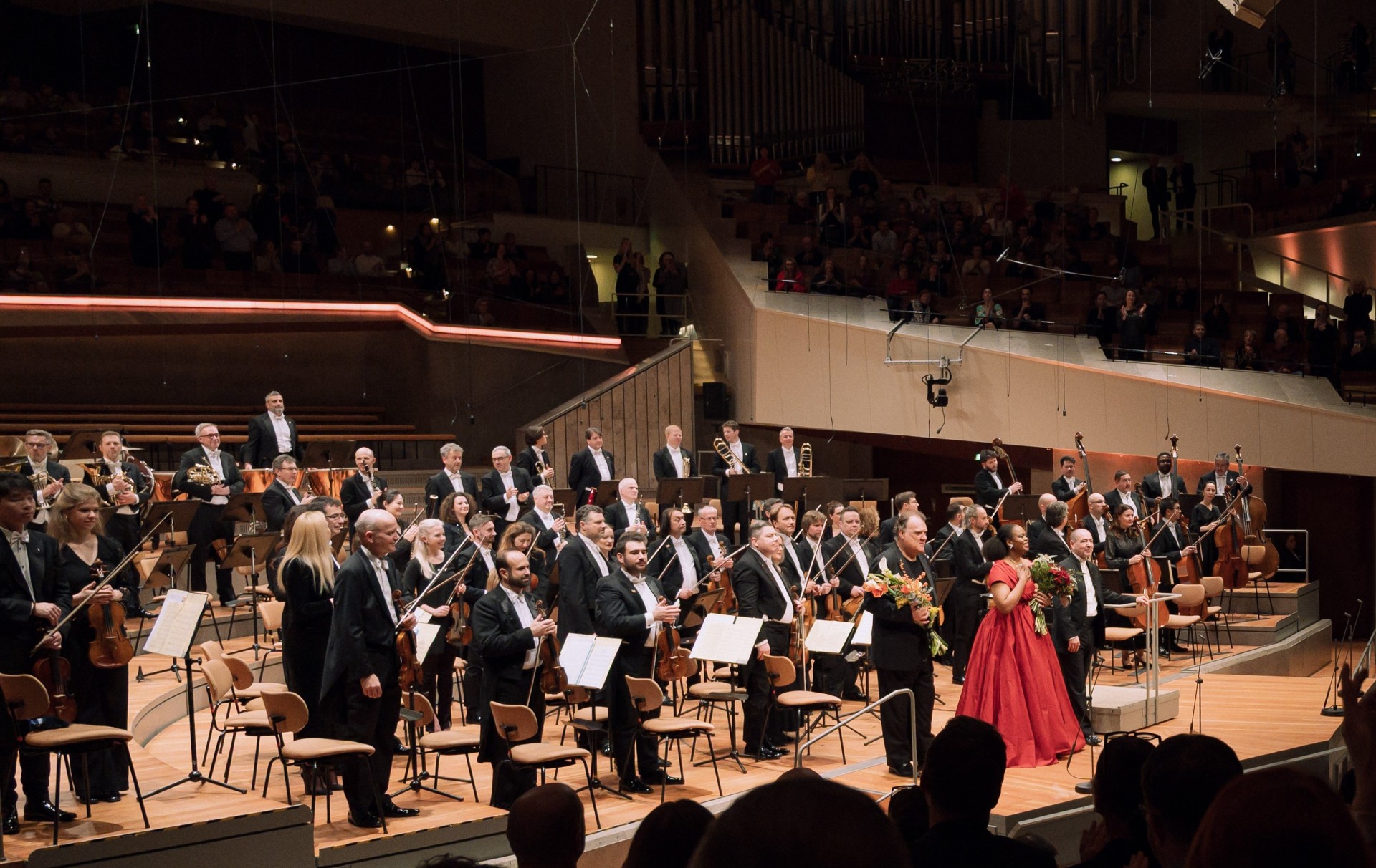 Die Würth Philharmoniker mit Chefdirgent Claudio Vandelli, Prety Yende und Sir Bryn Terfel auf der Bühne in der Philharmonie Berlin
