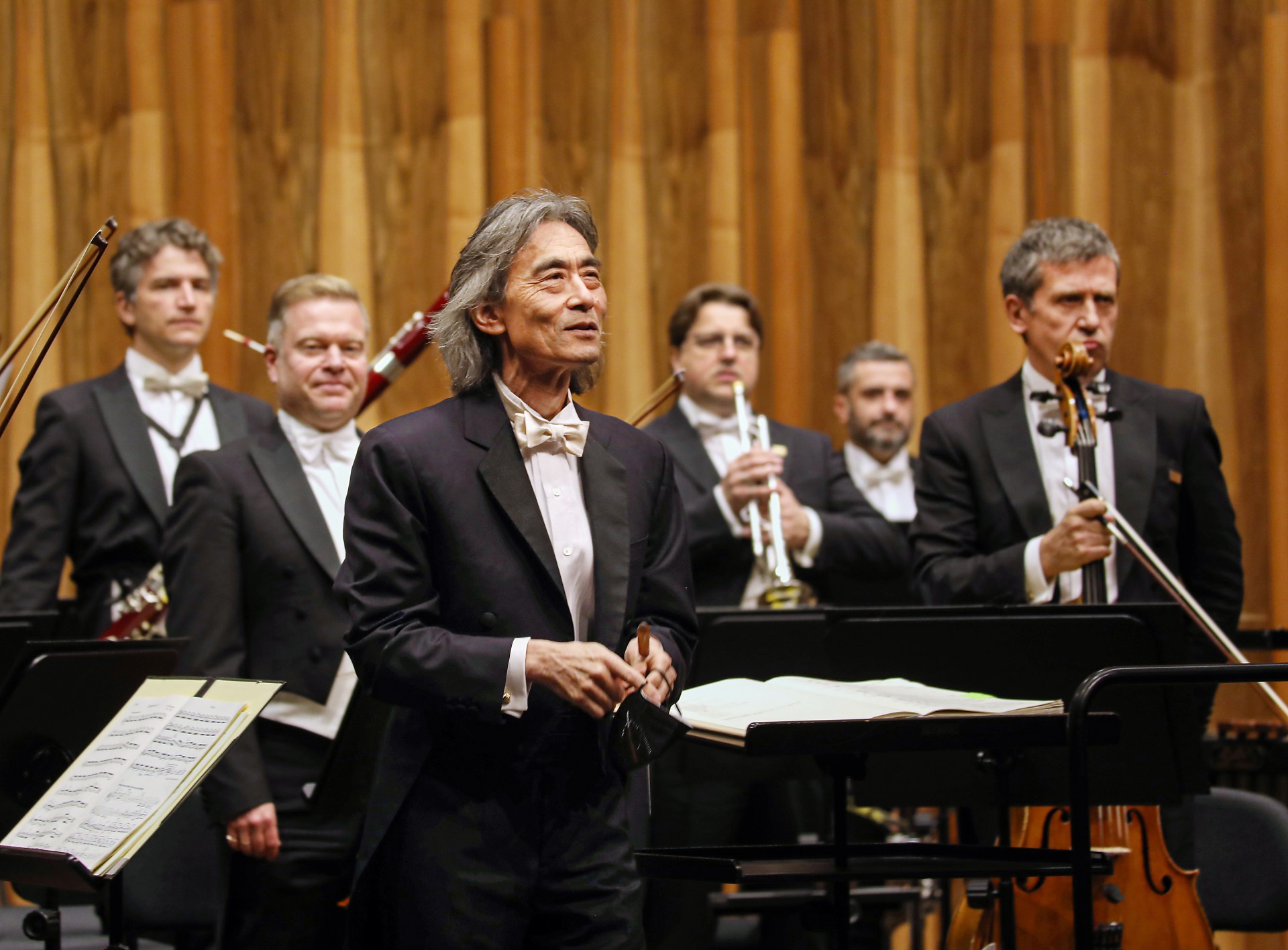Ken Nagano mit Mitgliedern der Würth Philharmoniker